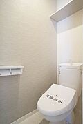 暖房洗浄便座付きになります。上部には収納棚があります。