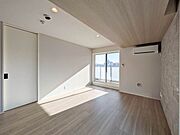■ＬＤＫ■　リビングに向けた間接照明が空間を演出します。対面キッチンの為お料理しながら部屋全体をご確認いただけます。