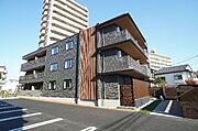重厚感のある外観・敷地内に駐車場あります（別途契約必要・空き状況要確認）