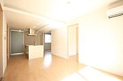 内装は明るいオーク色のカラ―コ―ディネイトになっています。天井のダウンライトがおしゃれな雰囲気をかもし出します。