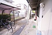 廊下・駐輪場・共用部屋根付きの自転車置き場がございます。