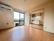 【5．9帖洋室】こちらは別角度から撮影致しました5．9帖洋室でございます。こちらのお部屋には収納がございますので、ぜひご利用くださいませ♪