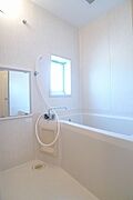 【浴室】浴室には窓がございますので換気にも一役買いそうですね。