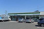 ファミリーマートまで徒歩4分（280ｍ）