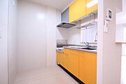 扉パネルをお部屋のカラーコーディネートに合わせてナチュラルテイストなキッチン♪水切り棚や上下に収納スペースを設けているので、食器や調理器具もしっかり収納可能です♪