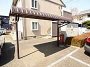 屋根付き駐輪場もあります。