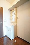 サニタリーには収納棚がありますので、予備の洗剤やトイレットペーパーはこちらにどうぞ！！