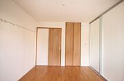 【洋室】壁にはハンガーフックが付いており、普段よく着る服などを掛けることが出来ます。ＬＤＫとは半透明のスライディングスクリーンで仕切られておりますので、閉めても開放感のある間取りです。