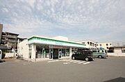 【コンビニファミリーマート】徒歩1分（50ｍ