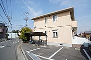 外壁のオレンジ色とホワイトサッシがモダンな雰囲気をかもし出します。