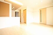 天井のダウンライト、下がり天井がおしゃれな雰囲気をかもし出します。