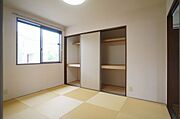 【和室】東面に収納有り！！中段棚・枕棚付で豊富な収納力です♪