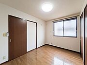北側洋室は、リビングと繋ぎ間となっていて、腰高窓からの採光と南北に抜ける風通しの良さが快適な寝室空間となっています♪