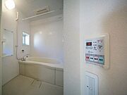 【浴室】追焚給湯・24時間換気・暖房・乾燥・涼風機能と、多機能付のバスルームです♪