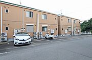 駐車場は各世帯2台付き無料♪