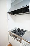 3口ガスコンロ付きのシステムキッチンは、グリル付きなので料理の幅も広がります♪