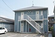 パステルブルーの外壁に白いサッシの可愛い外観