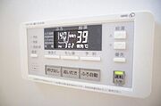 【給湯器】追い焚き機能付きでいつでもあたたかいお風呂に入れます。