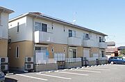 高崎新町の1ＬＤＫタイプのシャーメゾン。建物前は駐車場となっており、各世帯2台込みです♪