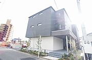 東道路からの物件、玄関部