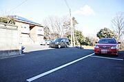 こちらはＢ棟駐車場です。敷地内駐車場は各世帯2台無料です。