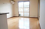 ■ＬＤＫ■ハイサッシを採用した開放感のあるリビングです♪嬉しいエアコンも付いており、入居時に購入・持ち込み頂く必要ございません♪