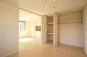 洋室には壁一面に収納があり、中段があるタイプとハンガーパイプ式の2つに分かれています。