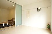 南側にバルコニーがある為、明るい印象がございます♪※イメージ用に飾り付けをしています。