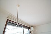南側の窓の前には室内物干し用のフックが付いています。雨の日や花粉の季節にとても便利な人気のアイテムです♪