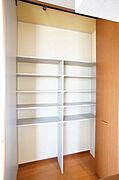 リビングには荷物を整理できる収納庫がございます。