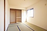 ☆和室☆布団や旅行バック等収納できる奥行きある押入れがあります☆