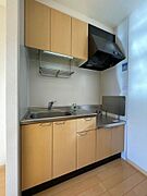 扉パネルをお部屋のカラーコーディネートに合わせてナチュラルテイストなキッチン♪水切り棚や上下に収納スペースを設けているので、食器や調理器具もしっかり収納可能です♪