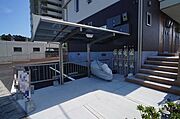 雨天時に自転車の濡れを軽減する、屋根付き駐輪場です♪