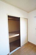 【北洋室収納】押し入れタイプのため、衣装ケースやハンガーラックを利用すればたっぷり収納可能です♪