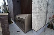 当物件の敷地内に入居者様専用のゴミ置場があります。ＢＯＸタイプのものが設置されています。