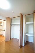 洋室のクローゼットには衣類はもちろん大きなケースや布団も収納できます。床がフラットでキャスター付きの収納もらくらく収納♪