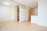 【ＬＤＫ】南側の大きな掃きだし窓から明るい陽射しがそそぐ快適な空間です◎天井にはＬＥＤ照明付き♪