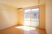 ■洋室■ハイサッシを採用した開放感のある洋室です♪嬉しいエアコン付きで入居時に持ち込み・購入頂く必要ございません。