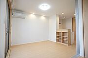 ■ＬＤＫ■ハイサッシを採用した開放感のあるリビングです♪嬉しいＬＥＤ照明・エアコン付きで入居時に持ち込み・購入頂く必要ございません。