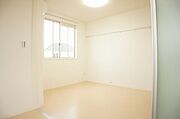 ■南洋室■居室照明・エアコン付き。ＬＤＫとの仕切り戸スクリーンを開放すると広々1部屋としても使え、快適な空間がここにあります♪