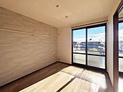 洋室にも大きな掃き出し窓があり、解放的なお部屋となります。