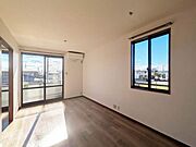 角部屋のため窓の多いお部屋となっております。