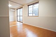 【南洋室】5．7帖の南側洋室◆北側にウォークインクローゼットを設けた利便性の高い洋室。南側窓付近には室内干し用アイテム『ホスクリーン』が設置されています。