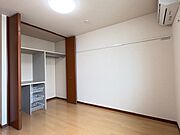 あると嬉しいエアコン付きの洋室は2本のハンガーパイプと中段・枕棚を配した壁一面のクローゼット付き。天井の高さも活かしてたっぷり収納できます♪