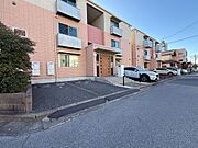 敷地内舗装駐車場、月額11，000円（税込）でご利用可能です※空き要確認