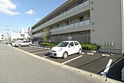 敷地内舗装駐車場、別途契約月額6，600円（税込）