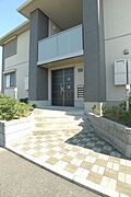 緑がキレイで、おしゃれなアプローチが印象的☆