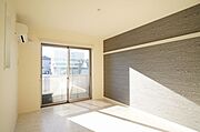 【洋室7．1帖】画鋲や釘を使わずに、ちょっとした物かけに大変便利な化粧幕板付き♪時計やポスター・絵画を掛けてお部屋をおしゃれに演出♪