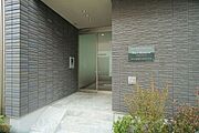 共用玄関オートロック＆防犯カメラ付きなので、安心・安全なシャーメゾンライフを♪