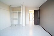 【洋室8．7帖】ライト系の床材とダーク系の建具が鮮やかなコントラストを描き出すコーディネーションは、モダンな雰囲気をイメージさせます♪